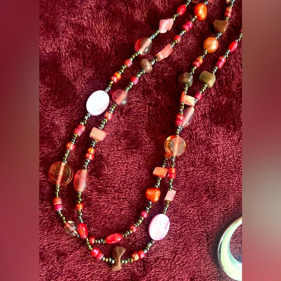 2 necklaces (long beaded, Pink suede w/pendant and 1 beaded bracelet) - Picture 9 of 13